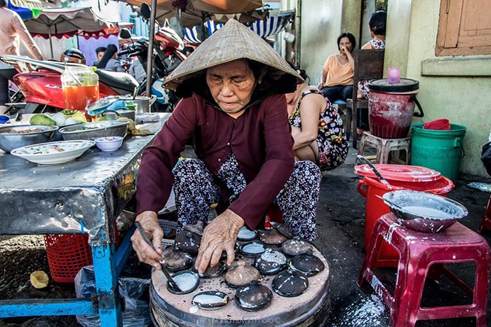 Bà cụ bán bánh căn ở LaGi